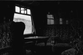 Interior de un coche - salón Pullman, detenido en la estación de Deva