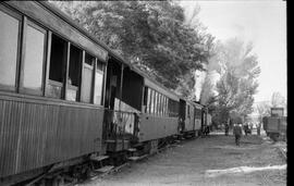 Composición de viajeros de la línea de vía estrecha de Madrid a Almorox, remolcada por locomotora...