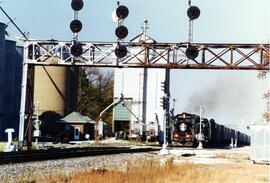 Vista de una composición de mercancías, con las locomotoras IC-9610 (SD40r) e IC-6059 (SD40r), en...