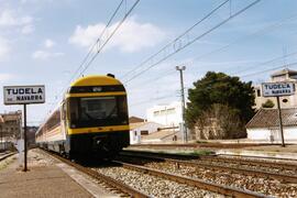 Electrotrenes serie 444-500, construidos por Construcciones y Auxiliar de Ferrocarriles (CAF) y M...