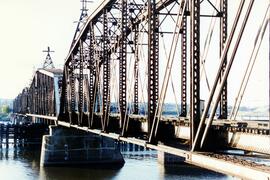 Puente ferroviario sobre el río Mississippi a la entrada de East Dubuque. Línea del Chicago Centr...