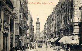 Vista de la calle de la Paz de Valencia, y de un tranvía