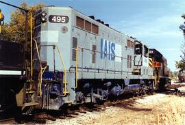 Vista de la locomotora diesel  IAIS-495  en primer término y al fondo,la IAIS-602 (GP38), de la C...