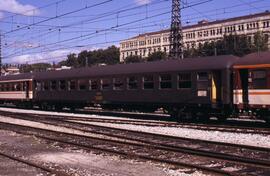 Coche de viajeros de 2ª clase BB 8863 de la serie BB 8501 a 8945 de RENFE, formando parte de una ...