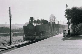 Composición de viajeros del Ferrocarril de Langreo, remolcada por locomotora de vapor nº 41 de ro...