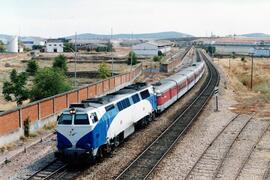 Locomotora diésel - eléctrica 333 - 102 de RENFE, fabricadas por MACOSA y pintada en blanco y azu...