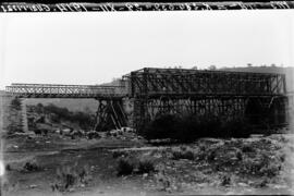 Puente de Guarrizas II, de dos tramos, en el km 284,639 de la línea de Manzanares a Córdoba, dent...