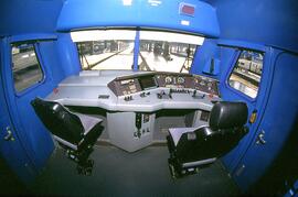 Interior de la cabina de conducción de una locomotora eléctrica para alta velocidad serie 252 de ...