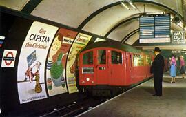 Tren metropolitano entrando en la estación de Picadilly Circus, Londres