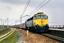 Locomotora diésel - eléctrica 333 - 105 de RENFE OPERADORA, fabricada por MACOSA, en colores amar...