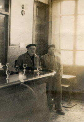 Personal ferroviario en la cantina de la estación de Betanzos - Pueblo de la línea de Palencia a ...