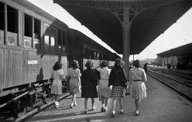 Viajeras caminando por el andén central de la estación de Segovia, antes de tomar una composición...