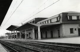 Vista andén y las vías de la nueva estación de Ávila en la línea de Madrid a Hendaya