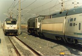 Locomotora eléctrica 252 - 002 - 1 de RENFE junto a una composición AVE serie 100, remolcada por ...