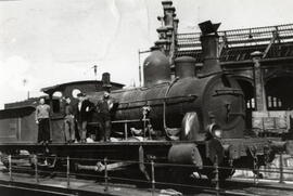 Maquinistas posando en el lateral de una locomotora de vapor de la serie 040 - 2301 a 2308 de REN...