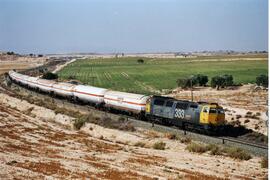 Locomotora diésel - eléctrica 333 - 037 de RENFE, fabricada por MACOSA, en colores amarillo y gri...