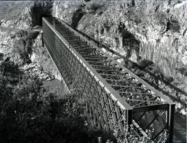 Puente metálico de 1 tramo y 71 m de longitud, con vigas tipo Pratt, situado en el km 139,731 de ...