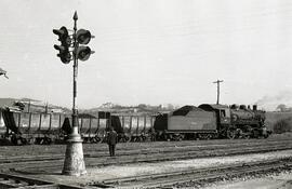 Composición de mercancías remolcada por la locomotora de vapor nº 406 de rodaje 140, fabricada po...