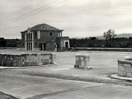 Vista de la entrada y patio de viajeros de la estación de Taboadela en construcción