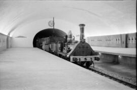 Composición del Tren del Centenario del Ferrocarril en España 1848-1948, detenida en la estación ...