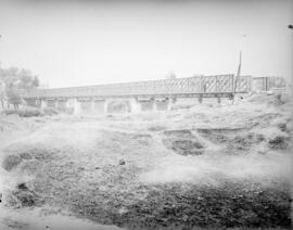 Puente sobre el Jarama en el km 45,797 de la línea de Madrid a Alicante, situado entre los términ...