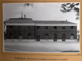 Fachada del lado del pueblo del edificio de viajeros en la estación de Pozuelo (Madrid)