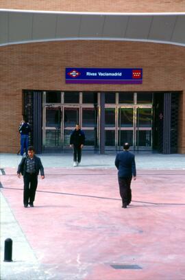 Vista de la fachada y puerta de entrada a la estación Rivas Vaciamadrid del Metro de Madrid, y vi...
