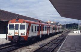 Automotor diésel RENFE de la serie 593, también conocido como "camello"