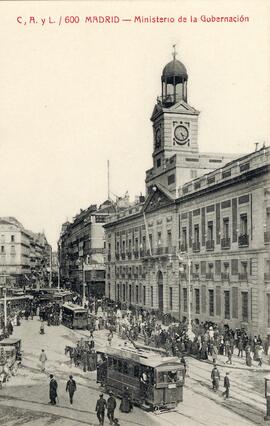 Vista del Ministerio de la Gobernación, de parte de la Puerta del Sol de Madrid y de varios tranvías