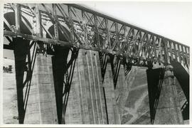 Puente de Galleguines en el km 146,526 de la línea de Mérida a Sevilla - Los Rosales, situado den...