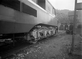 Locomotora eléctrica 277 - 001 de RENFE, ex 7701, detenida en la estación y depósito de máquinas ...