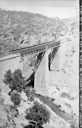 Puente del arroyo Benalija III en el km 142,254 de la línea de Mérida a Sevilla (Los Rosales), en...