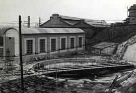 Vista de la nave de lavado y placa giratoria del depósito de máquinas de la estación de Madrid - ...