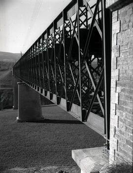 Viaducto metálico de 3 tramos y 224 m sobre el río Víboras, con vigas de celosía enrrejillada, si...