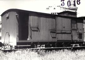 Furgón de equipajes de madera de dos ejes perteneciente al Ferrocarril de vía estrecha de Olot a ...