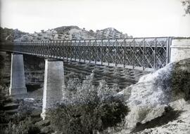 Viaducto metálico de 3 tramos y 207 m sobre el río Salado, con vigas de celosía, y situado en el ...