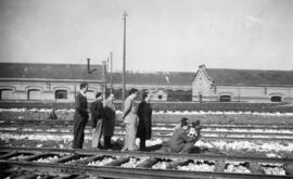 Grabación de película cine con cámara sobre trípode en plena vía, posiblemente en Madrid - Atocha