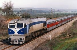 Tren Talgo Madrid - Granada remolcado por locomotora diésel - eléctrica 319 - 316 de RENFE a su p...