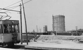 Automotor del Ferrocarril de Carreño a su paso por las instalaciones de la Empresa Nacional Sider...