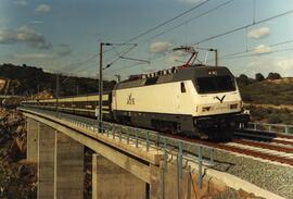 Locomotora eléctrica 252 - 003 - 9 de RENFE, remolcando una composición de Talgo Pendular, circul...