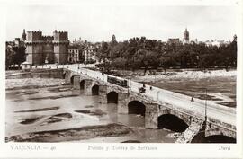 Vista panorámica del puente de Serranos de Valencia, que cruza el río Turia, y de las Torres de S...