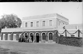 Antiguo edificio de viajeros de la estación de Toledo, engalanado por la visita del presidente fr...