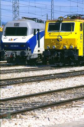 Vista frontal de locomotoras eléctricas de las series 252 para alta velocidad y 250 de RENFE