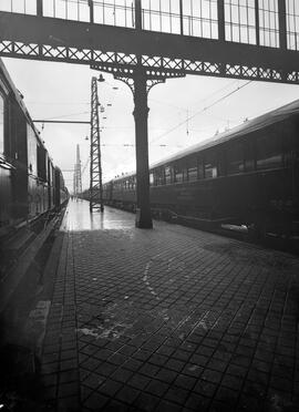Tren escuela de tracción eléctrica del Departamento Eléctrico de RENFE detenido en la estación de...