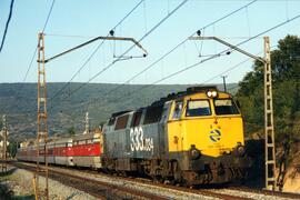 Locomotora diésel - eléctrica 333 - 034 de RENFE, fabricada por MACOSA y pintada en  amarillo y g...