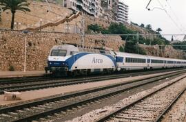 Locomotora eléctrica 252 - 047 - 6 Arco de la serie 252 - 001 a 075 de RENFE, remolcando una comp...