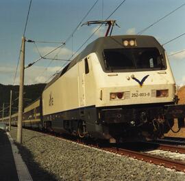 Locomotora eléctrica 252 - 003 - 9 de RENFE, remolcando una composición de Talgo Pendular, circul...