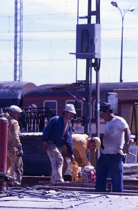 Personal de Vía y Obras de RENFE realizando trabajos de mantenimiento y renovación de vías en un ...