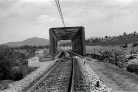 Puente metálico de un tramo y 55 m, con vigas tipo Linville. Situado en el km 285,058 de la línea...