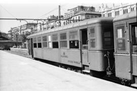 Coche de viajeros metálico A - 1 ZZ de clase única del Ferrocarril del Urola, detenido en la esta...